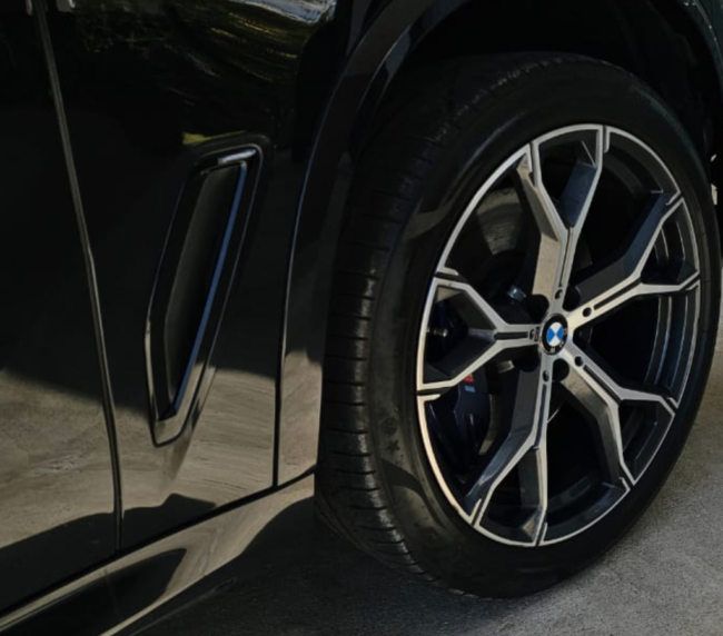 BMW X5 M50i 2023 (4)