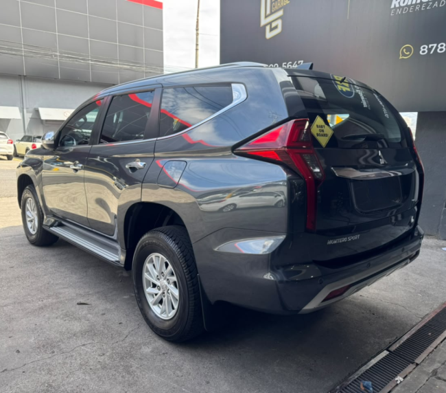 Mitsubishi Montero Sport 2023 (4)